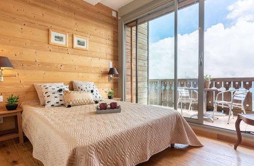 Pla d'Adet Apartment | Ski-in/Ski-out apartment with heated pool and parking