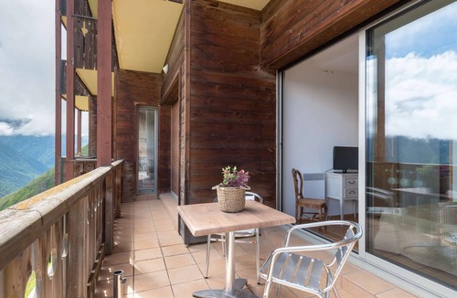 Pla d'Adet Apartment | Ski-in/Ski-out apartment with heated pool and parking