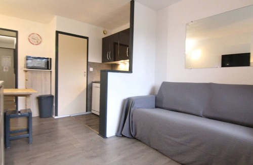 Bergers Apartment | Ski-in/Ski-out 1BR Apartment for 5 in Alpe d'Huez, Pets Welcome, Balcony, Near Shops