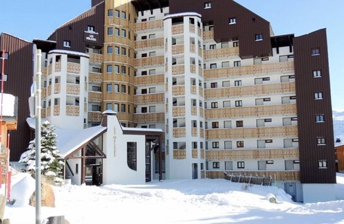 Bergers Apartment | Ski-in/Ski-out 1BR Apartment for 5 in Alpe d'Huez, Pets Welcome, Balcony, Near Shops