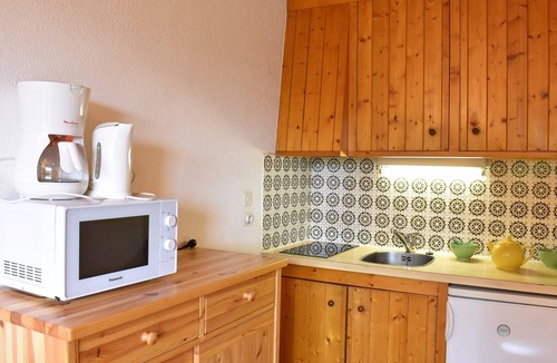 Meribel Apartment | Ski-In Studio for 2-4 People with Pool Access, 20m from Slopes, Méribel