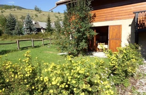 Chantemerle Apartment | Small duplex chalet with garden