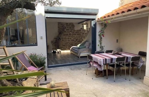 Cassagnes House | Small house with a patio and a rooftop terrace