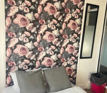 Champs-Elysees Apartment | Small studio 6th floor -no lift