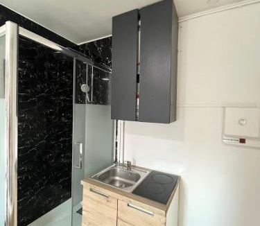 Champs-Elysees Apartment | Small studio 6th floor -no lift