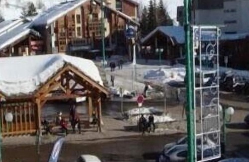 Mont-de-Lans Apartment | South facing apartment, ski slopes and lifts, 6 people