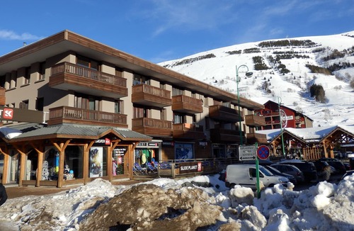 Mont-de-Lans Apartment | South facing apartment, ski slopes and lifts, 6 people