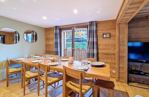 Saint-Martin-de-Belleville Apartment | Spacious apartment for 10, balcony, parking, near slopes