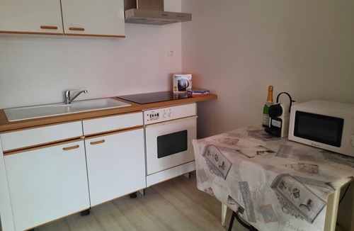 La Madeleine Apartment | Spacious 3-bedroom apartment near sea/tramway/airport/station