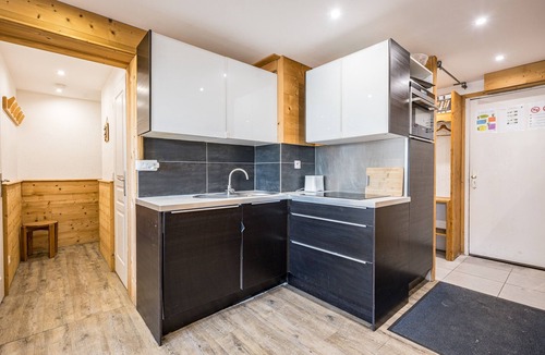 Val-Thorens Apartment | Spacious 5-Bedroom Apartment in Val Thorens Center with Mountain View – Sleeps 10