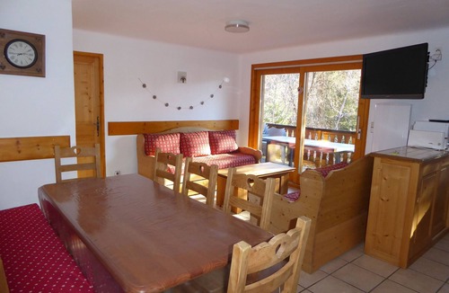 Champagny-en-Vanoise Apartment | Spacious apartment with large terrace and parking in Champagny-en-Vanoise