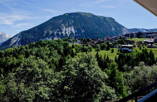 Courchevel Apartment | Spacious apartment for 10 with wifi and parking in Courchevel