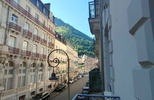 Cauterets Apartment | Spacious apartment for 8, Cauterets city center, balcony