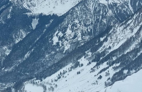 Cauterets Apartment | Spacious apartment for 8, Cauterets city center, balcony