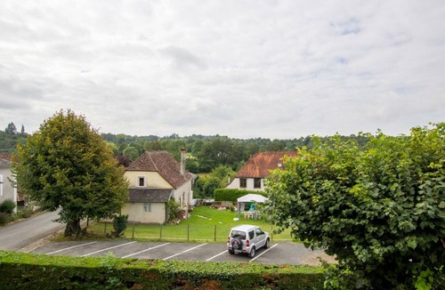 Saint-Mesmin Apartment | Spacious Apartment in Périgord - 2 Bedrooms, Terrace, Parking