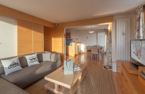 Cognet Apartment | Spacious apartment in Huez with parking for 6 people