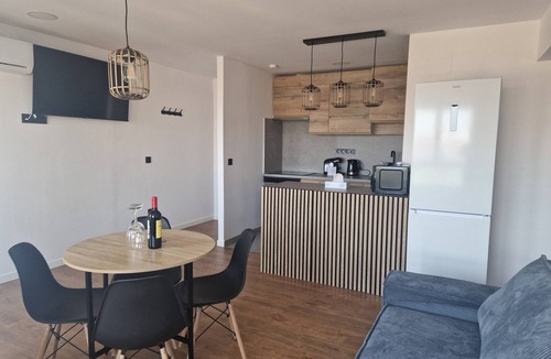 Castello de la Plana Apartment | Spacious 3 Bedroom Apartment with Balcony and AC in Castellón