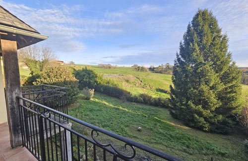 Le Lardin-Saint-Lazare Cottage | Spacious house in Dordogne with terrace and garden, pets allowed