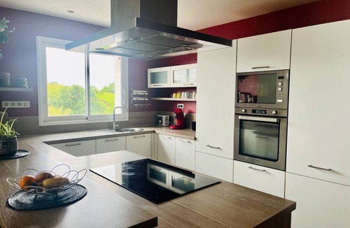 Bardos House | Spacious house in Bardos, sleeps 6, pets allowed, wifi