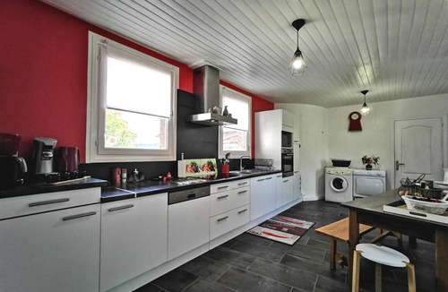 Saint-Vidal Cottage | Spacious house in historic village with terrace and WIFI included