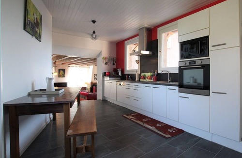 Saint-Vidal Cottage | Spacious house in historic village with terrace and WIFI included