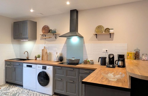 Baraize Cottage | Spacious lodging in Berry for 10 people with private garden