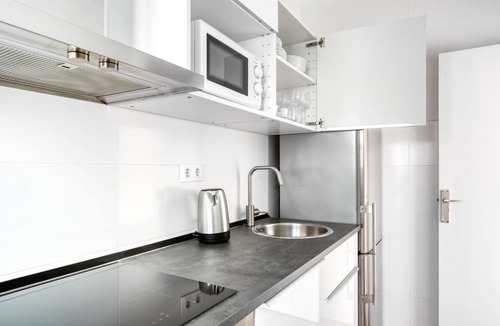 Sant Gervasi Apartment | Spacious Sant Gervasi-Galvany del Poblenou 2BR w/Balcony, by Blueground