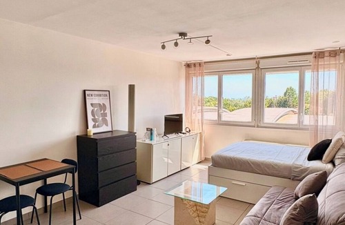 Dardilly Apartment | Spacious studio apartment near Porte de Lyon in the TECHLID area + parking, Wi-Fi