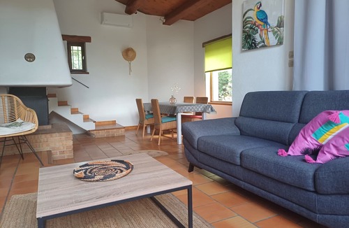 Fontareches Villa | Spacious, tastefully decorated gite with private garden and communal pool at the gateway to Uzés