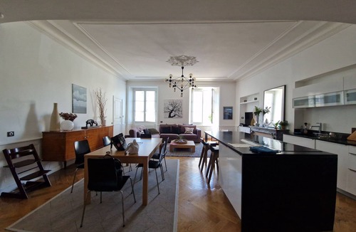 Le Puy-en-Velay Apartment | Spacioux appartement de style rénové avec grand terrace et parking privée.