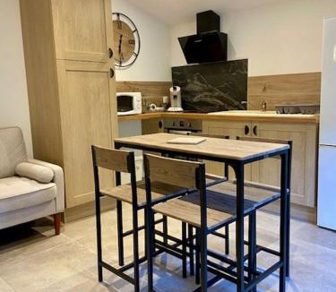 Saint-Julien-en-Saint-Alban Apartment | studio élégant