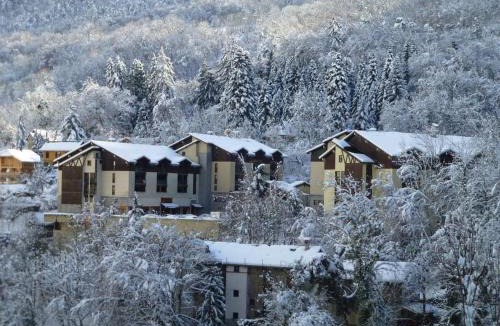 Brides-les-Bains Apartment | Studio 4 pers avec balcon, parking et wifi - Proche thermes et centre de Brides-les-Bains - FR-1-512-171