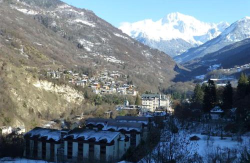 Brides-les-Bains Apartment | Studio 4 pers avec balcon, parking et wifi - Proche thermes et centre de Brides-les-Bains - FR-1-512-171