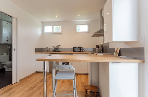 Guiche Apartment | Studio Apartment 'Beñat' with Private Terrace, Wi-Fi and Air Conditioning