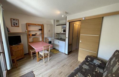 Laveissiere Apartment | Studio-cabine avec balcon proche pistes et parking - FR-1-787-113