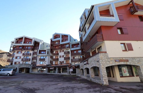 Val Claret Apartment | Studio cabine rénové au pied des pistes avec balcon à Tignes - FR-1-502-577