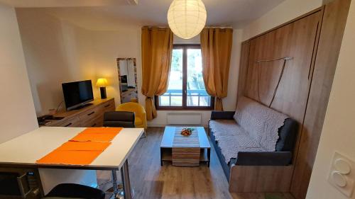 Aix-les-Bains City Center Apartment | Studio Fred - centre ville, parking et vue