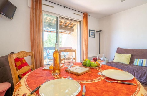 Saint-Cyr-sur-Mer Apartment | Studio Le Weekend-2 by Interhome