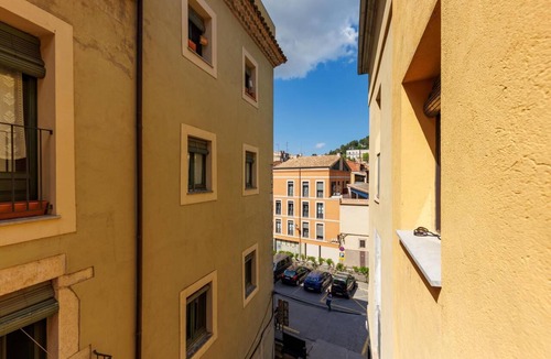 Barri Vell Apartment | Studio Rei Martí - Holiday Apartment Rental Girona | Bravissimo