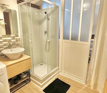 La Madeleine Apartment | Studio romantique avec jacuzzi privé - aperçu mer - terrasse - parking gratuit