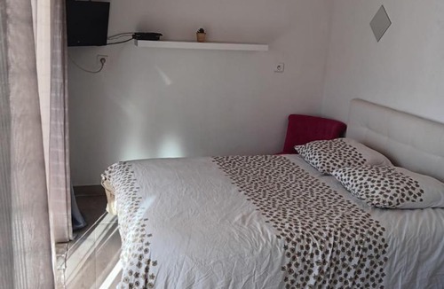 Manosque House | Studio sympa avec parking privé, piscine et clim