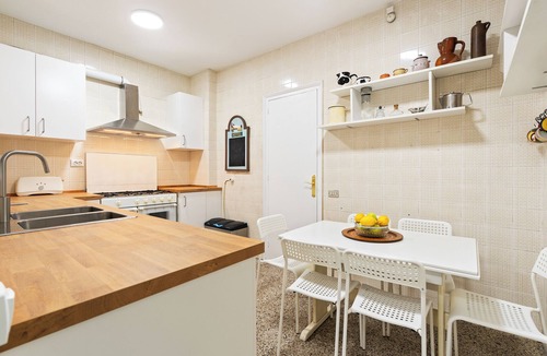 el Fort Pienc Apartment | Stunning 5BR Apt with Sagrada Familia Views & Terrace - Ideal for Groups & Remote Work