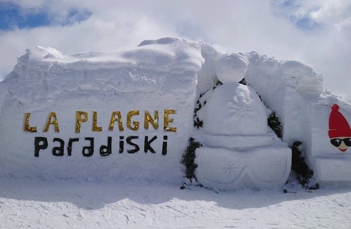 La Roche Apartment | stunning views, warm & cosy, great kitchen & free internet with amazing skiing!