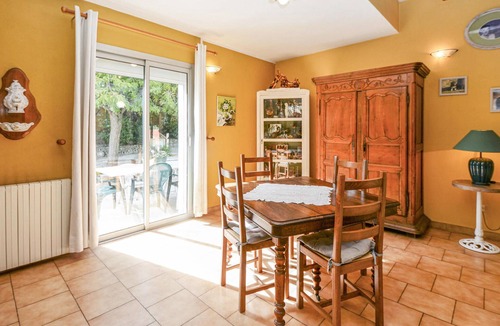 Pujaut House | Stunning home in Pujaut with kitchen