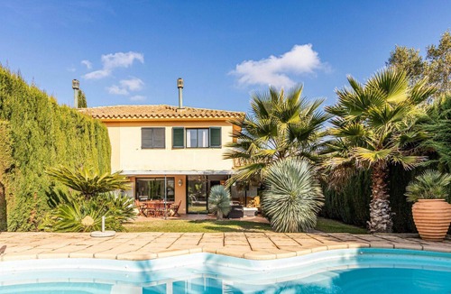 Navata House | Stunning private villa for 4 guests with A/C, private pool, TV, patio and parking