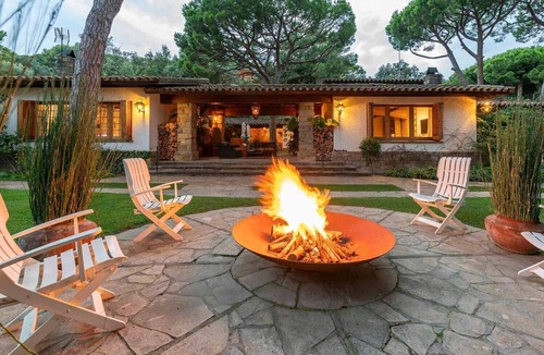 Premia de Dalt Villa | Stunning Villa 'Barcelona Country House' with Large Pool, Terrace A/C & Wi-Fi