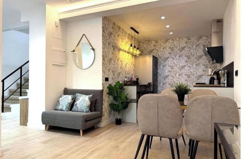 Palos de la Frontera Apartment | Stylish 120 m² Duplex Near Atocha Station – Sleeps 8, A/C & Fast WiFi