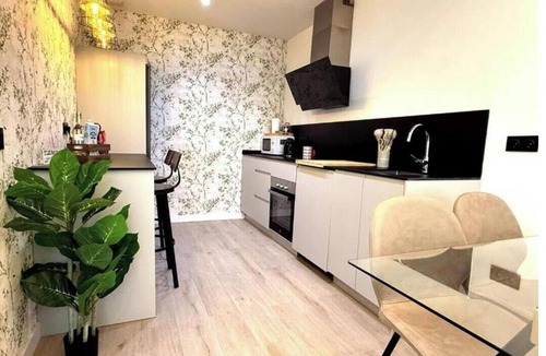 Palos de la Frontera Apartment | Stylish 120 m² Duplex Near Atocha Station – Sleeps 8, A/C & Fast WiFi