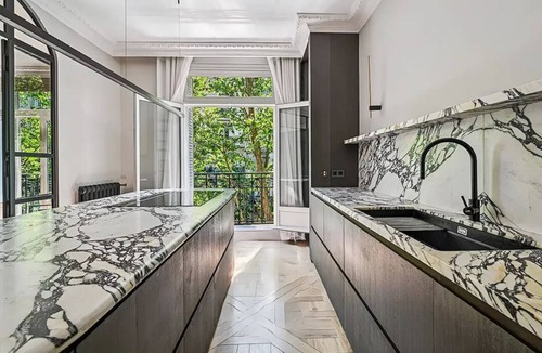 Champs-Elysees Apartment | Stylish Parisian Escape. Views of Eiffel Tower & walk to Champs-Élysées