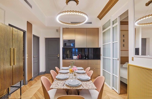 8th Arrondissement Apartment | Sublim AC-3 BDR Montaigne/Arc de Triomphe